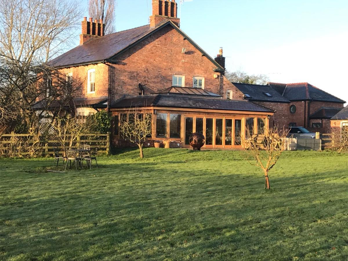 Hollies Farm B&B Wrexham Exterior photo